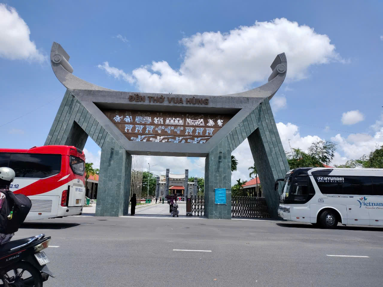 Xe đời mới phục vụ nhân viên công ty